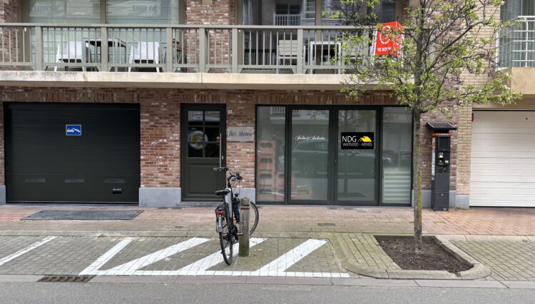 gevel achter met logo